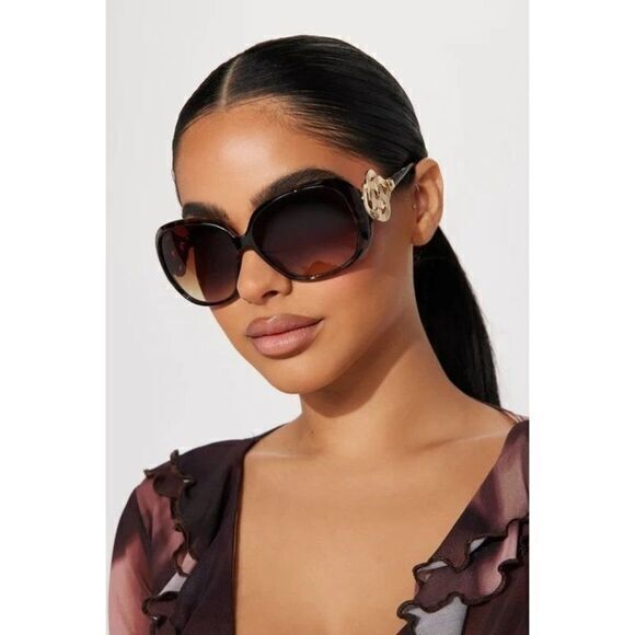 Accessories - Vital Reality‎ Round Sunglasses Tortoise